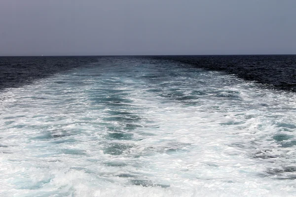 海でボートの航跡 — ストック写真