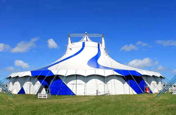 Circo grande tenda superior no verão — Fotografia de Stock