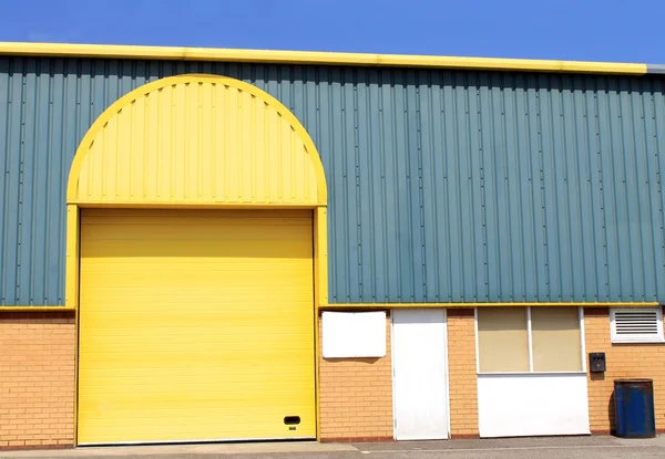 Edificio magazzino giallo — Foto Stock