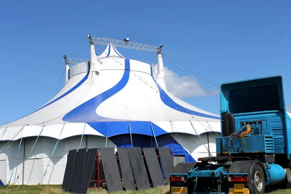 Cirkus telt og lastbil om sommeren - Stock-foto