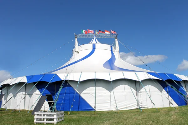 Niebieski i biały top wielki namiot — Zdjęcie stockowe