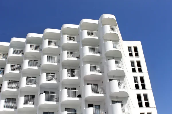 Edifício do hotel branco — Fotografia de Stock