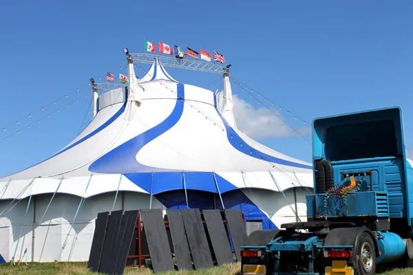 Tenda de circo e caminhão — Fotografia de Stock
