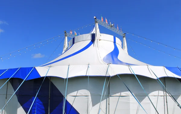 Grande tenda de circo azul e branco — Fotografia de Stock