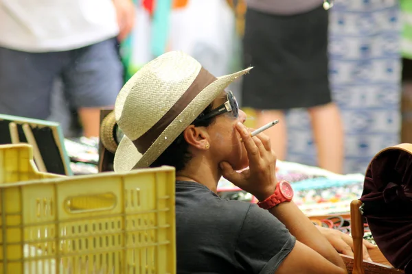 Markthändler raucht Zigarette — Stockfoto
