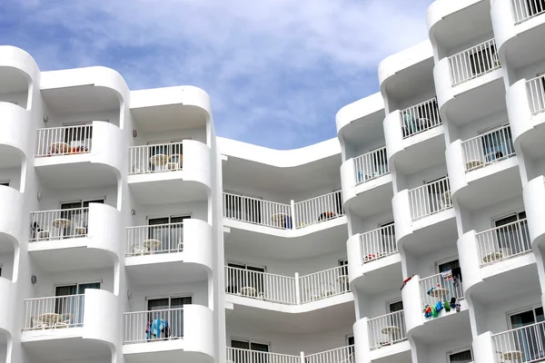 Moderno hotel turístico blanco — Foto de Stock