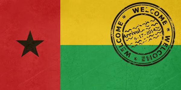 에 오신 것을 환영 합니다 여권 스탬프와 기니 비사우 깃발 — 스톡 사진