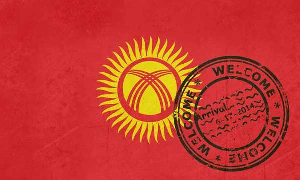 에 오신 것을 환영 합니다 여권 스탬프와 키르기스스탄 깃발 — 스톡 사진
