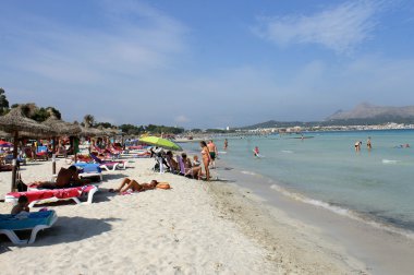 Majorca yazında doğal plaj