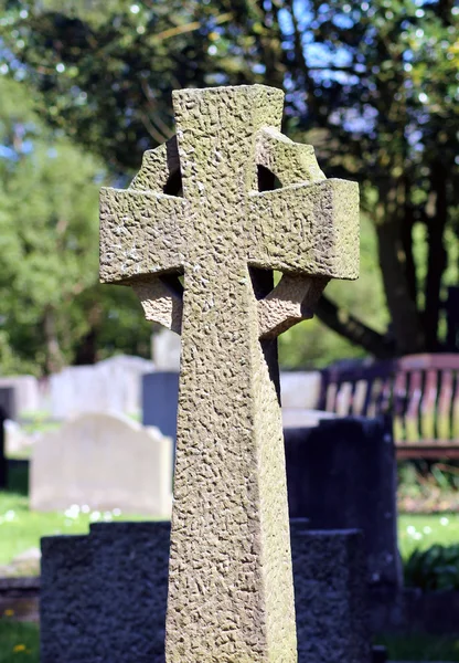 Celtic cross in cemetery — Stock Photo, Image