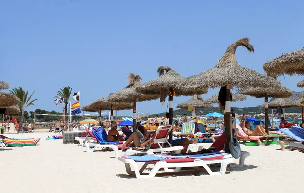 Famiglie che si rilassano sulla spiaggia di Maiorca — Foto Stock