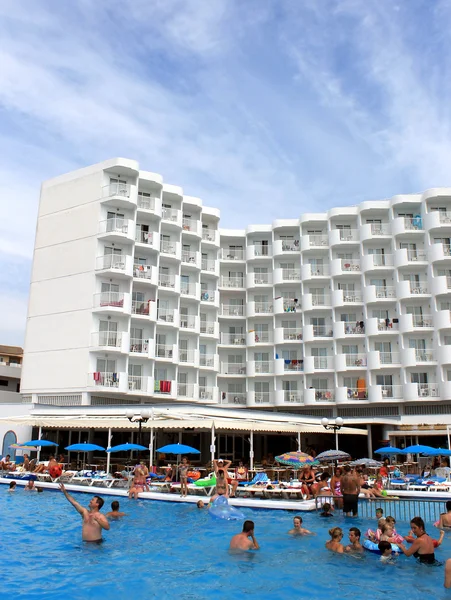 Jugar en la piscina del hotel — Foto de Stock