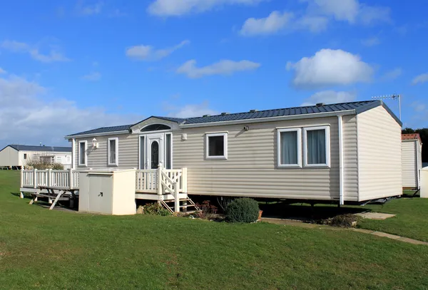 Crème caravans in trailer park — Stockfoto