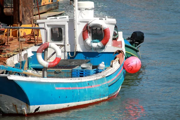 Boot vissen afgemeerd in een haven — Stockfoto