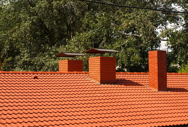 Крыша покрыта красной черепицей — стоковое фото