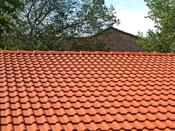 Telhado é coberto com telhas vermelhas — Fotografia de Stock