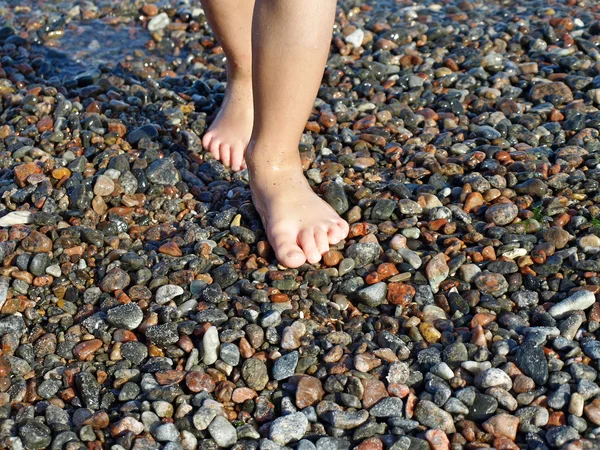 Niño descalzo en la playa mojada — Foto de Stock