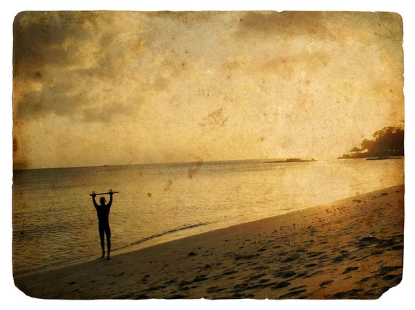 해변에서 한 남자의 실루엣입니다. 오래 된 그림 엽서. — 스톡 사진