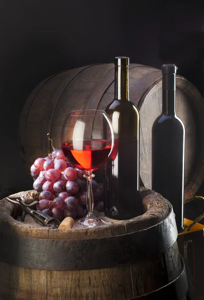 Natura morta con vino rosso e vecchia botte Immagine Stock