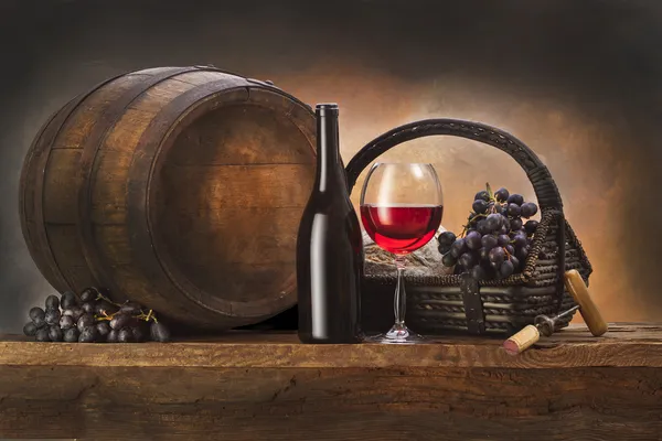 Martwa natura z czerwonym winem i starej beczki — Zdjęcie stockowe