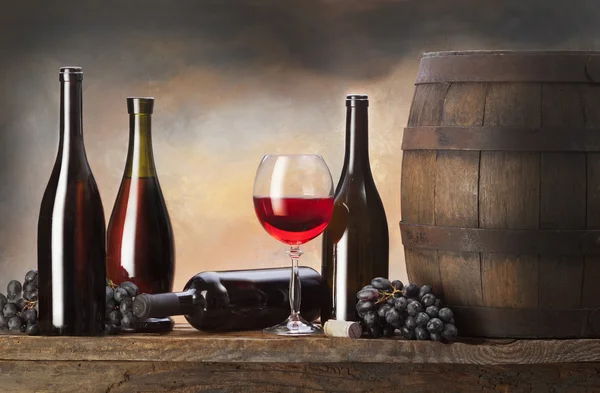 Stilleben med rött vin och gamla fat — Stockfoto