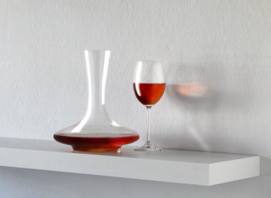 kırmızı şarap ile natürmort