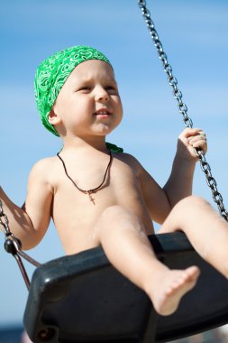 Çocuk sallanan