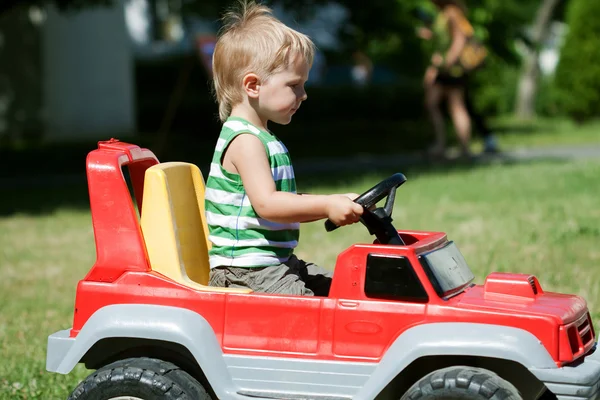 Junge im Spielzeugauto — Stockfoto