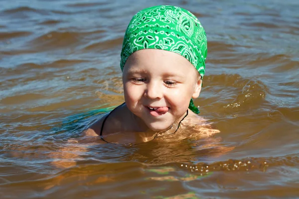 Jongen swingen met een grote glimlach — Stockfoto