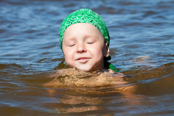 Pojke swinging med ett stort leende — Stockfoto