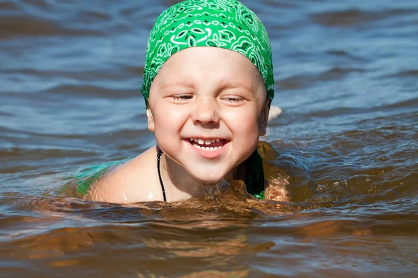 Jongen swingen met een grote glimlach — Stockfoto