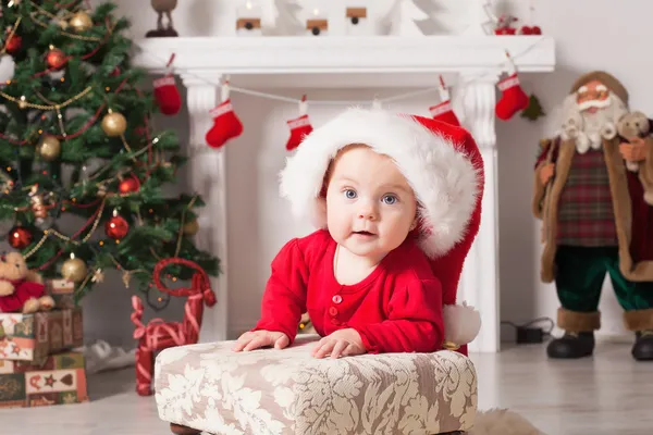 Gelukkig klein meisje in Kerstman hoed Stockfoto