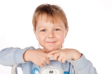 merdiven üzerinde beyaz bir çocuk. Beyaz arka plan .