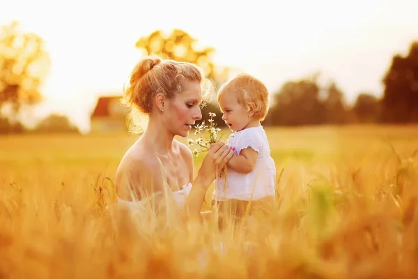 Feliz madre e hija — Foto de Stock