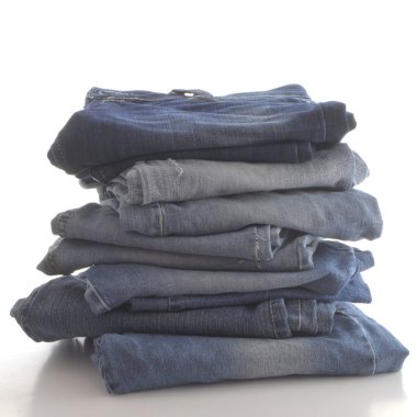 Mavi jeans yığını