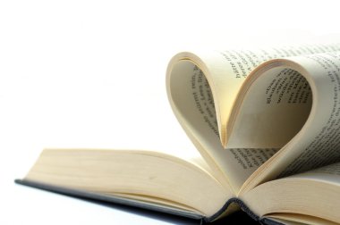 kitap sayfaları ile yapılan kalp