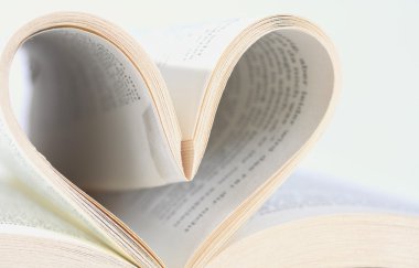 kitap sayfaları ile yapılan kalp