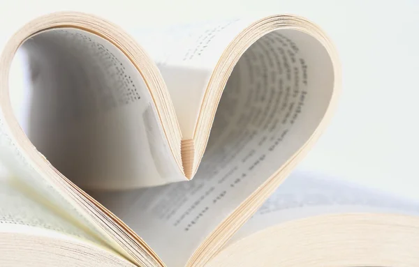 Cuore realizzato con pagine di libri — Foto Stock