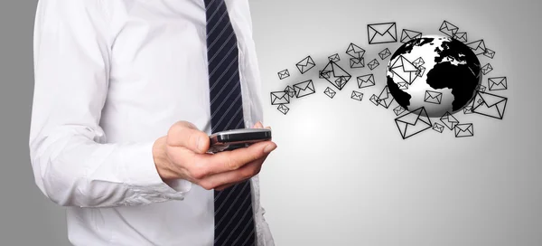 Businessmann guarda le email sul suo cellulare — Foto Stock