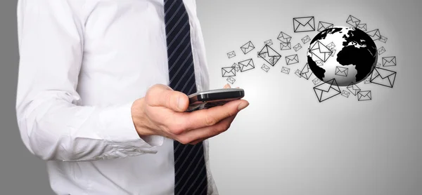 businessmann cep telefonundan e-postalar bak