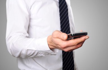 El ele tutuşan cep telefonu