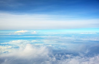 Bulutların üzerinde gökyüzü