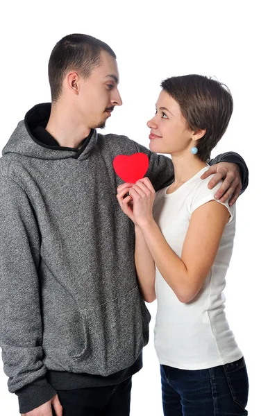 Casal jovem com coração vermelho — Fotografia de Stock