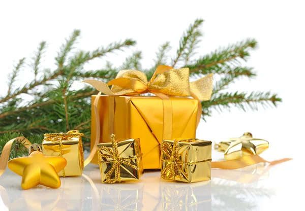 Goldene Weihnachtsgeschenke — Stockfoto