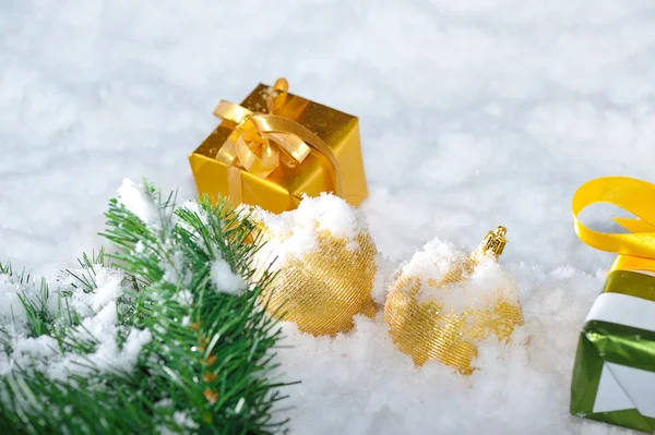 Oro Navidad en la nieve — Foto de Stock