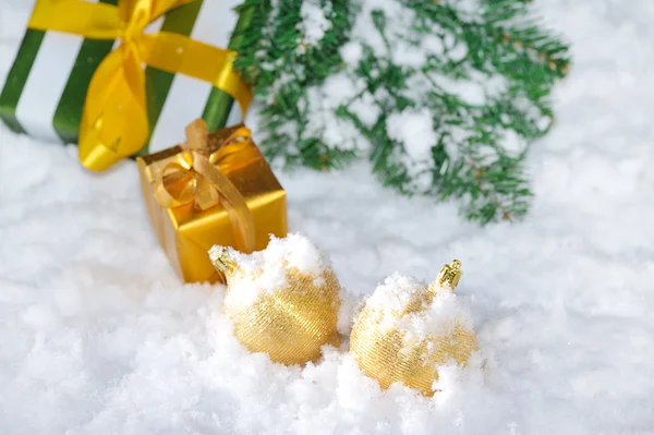 Natal dourado em neve — Fotografia de Stock