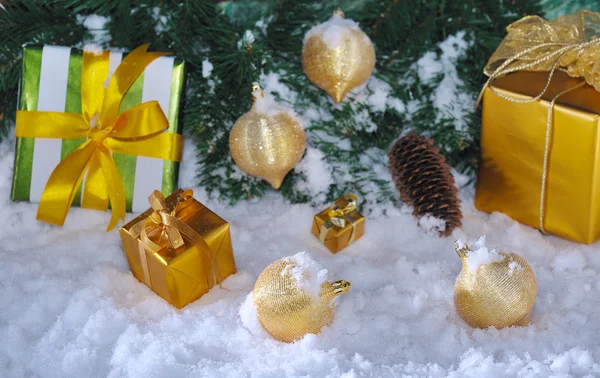 Natal dourado em neve — Fotografia de Stock