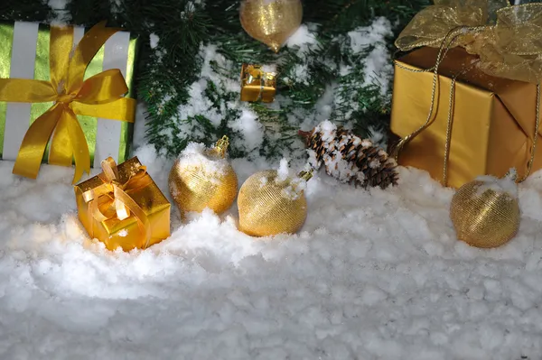 Natal dourado em neve — Fotografia de Stock