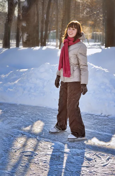 Fille sur patinoire d'hiver — Photo