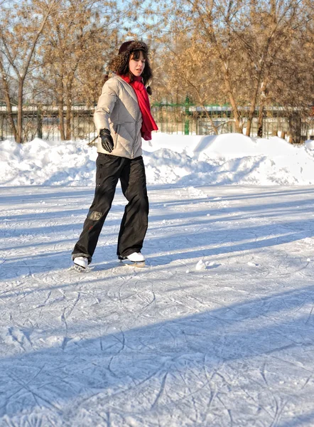 Menina no ringue de patins de inverno — Fotografia de Stock